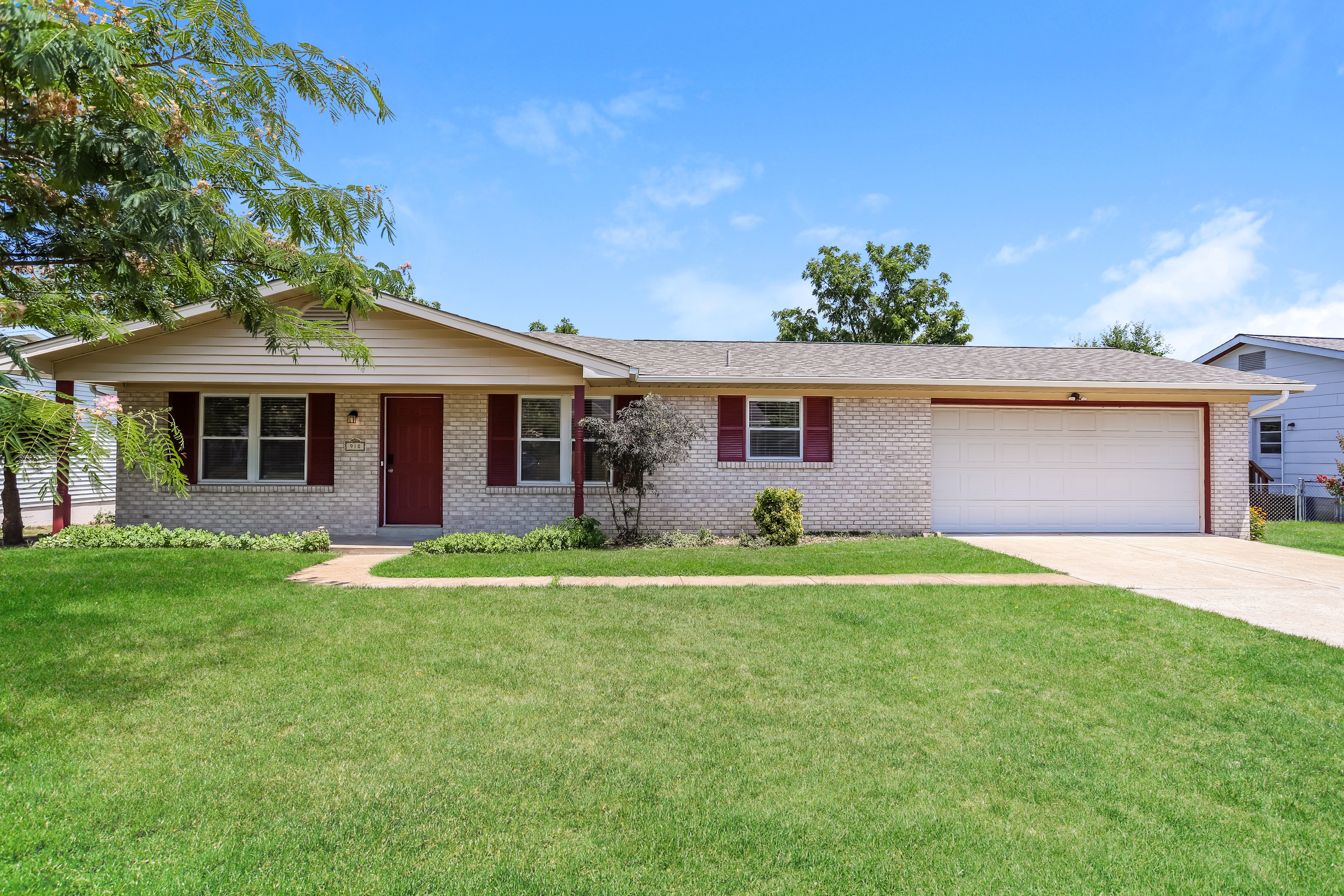 910 SILVERSTONE DR ST CHARLES, MO 63303